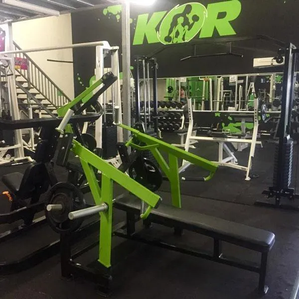 Muscle Motion Iso-Lateral Horizontal Flat Bench Press   Plate Loaded